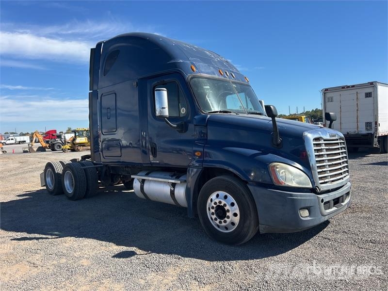 Freightliner Cascadia 125 6x4 T/A Sleeper Truck Tractor Vlačilci