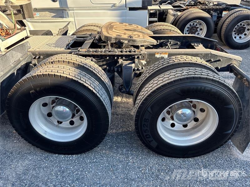 Freightliner Cascadia 126 6x4 T/A Sleeper Truck Tractor وحدات الجر
