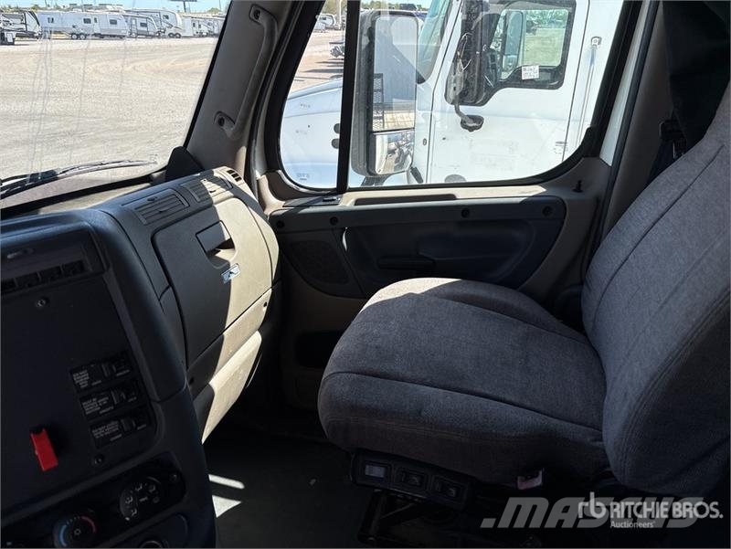 Freightliner Cascadia 125 6x4 T/A Sleeper Truck Tractor Sattelzugmaschinen