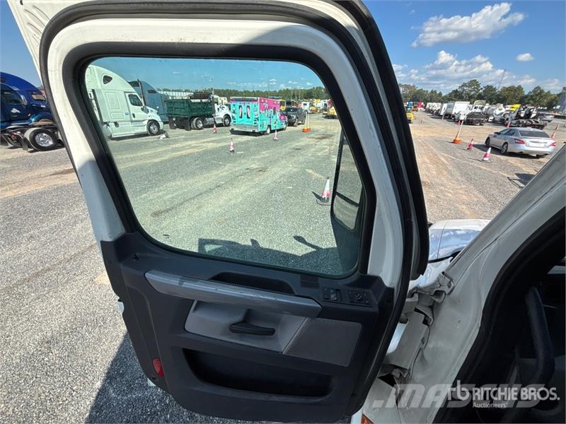 Freightliner Cascadia 126 6x4 T/A Sleeper Truck Tractor Tegljači