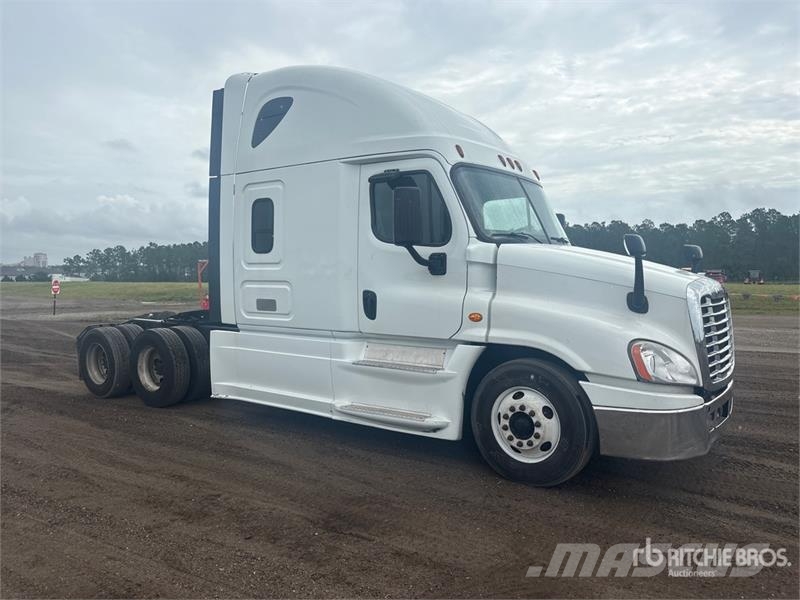 Freightliner Cascadia 125 6x4 T/A Sleeper Truck Tractor Vilcēji