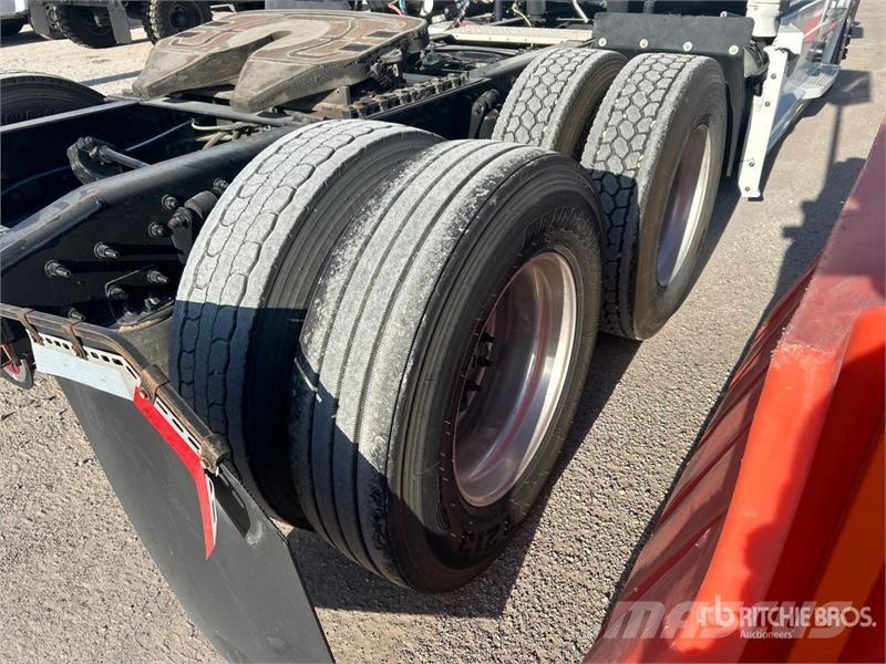Freightliner Cascadia 126 6x4 T/A Sleeper Truck Tractor Tegljači