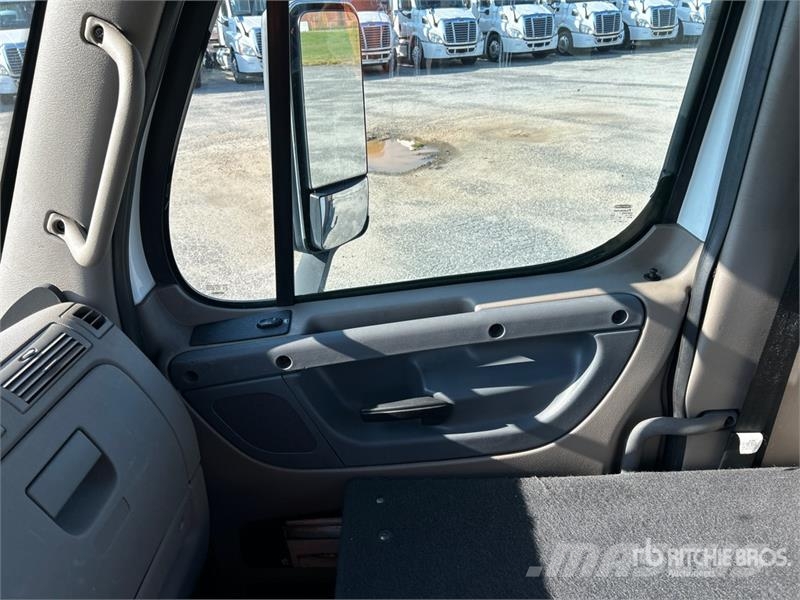 Freightliner Cascadia 113 T/A Car Carrier Truck Autoveokid