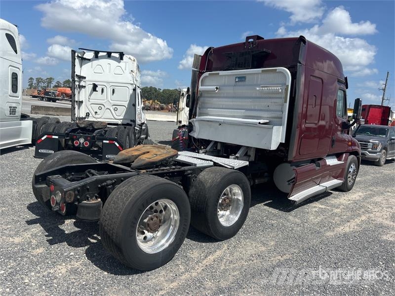 Freightliner Cascadia 125 6x4 T/A Sleeper Truck Tractor (Inoper Sattelzugmaschinen