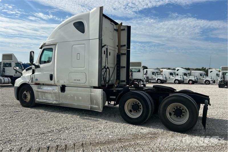 Freightliner Cascadia 126 6x4 T/A Sleeper Truck Tractor 中古トラクターヘッド | トレーラーヘッド