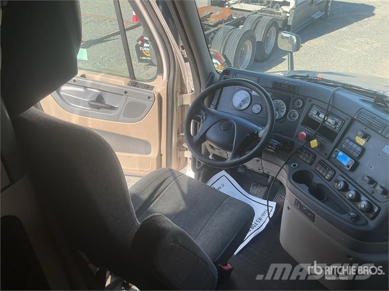 Freightliner Cascadia 125 6x4 T/A Sleeper Truck Tractor 中古トラクターヘッド | トレーラーヘッド