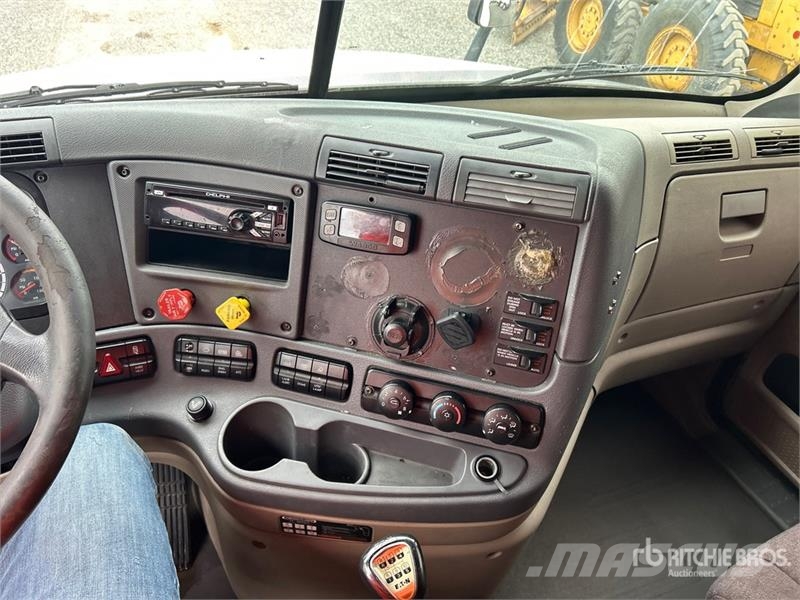 Freightliner Cascadia 125 6x4 T/A Sleeper Truck Tractor Vilcēji