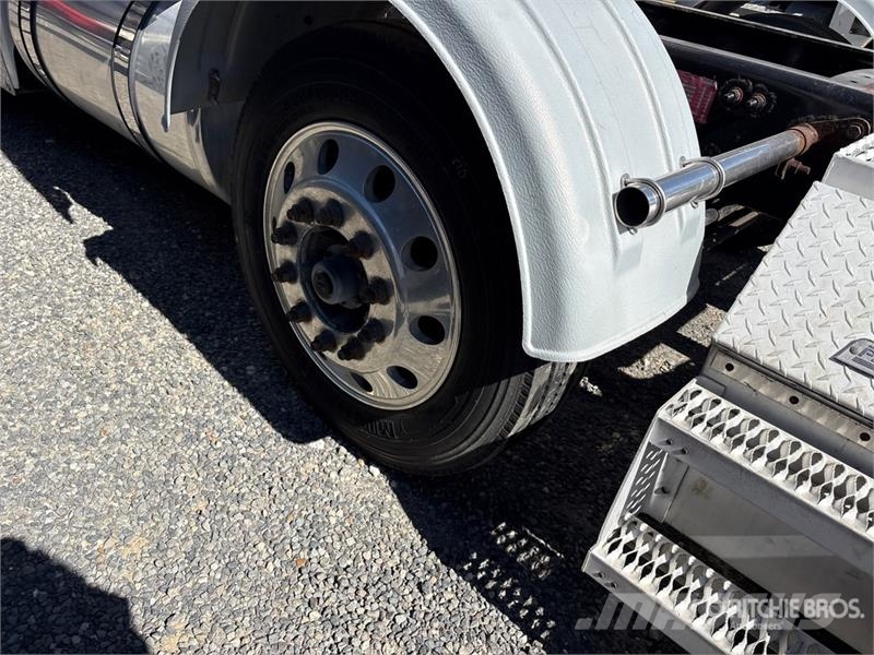 Freightliner Cascadia 126 8x4 Tri/A Sleeper Truck Tractor (Inop Tegljači