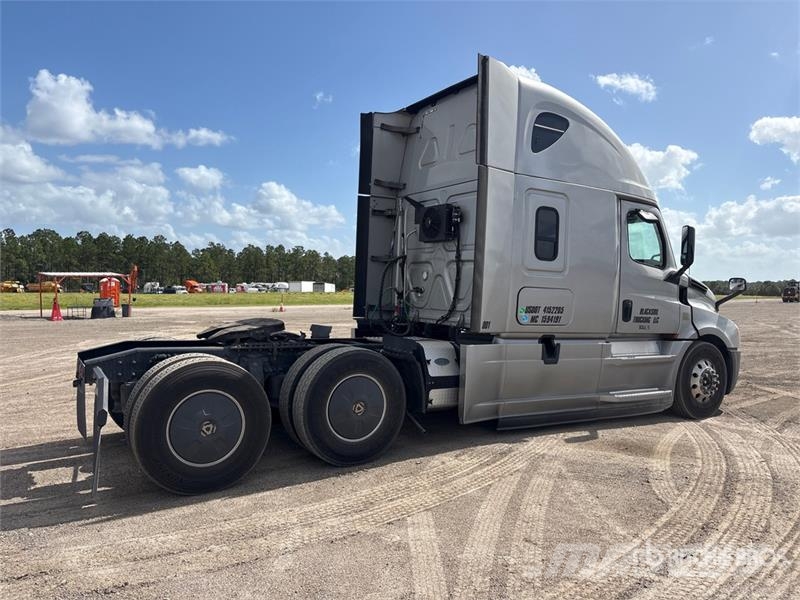 Freightliner Cascadia 126 6x4 T/A Sleeper Truck Tractor Vlačilci