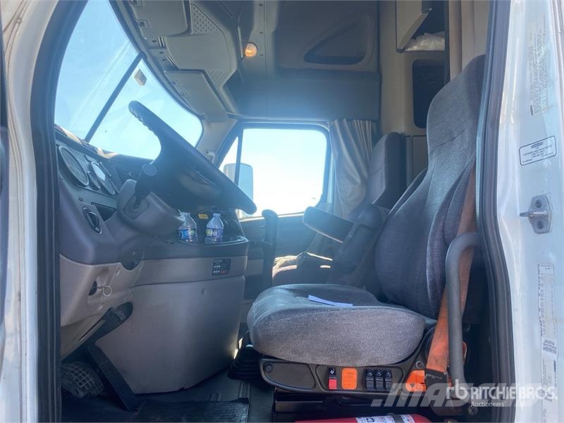 Freightliner Cascadia 125 6x4 T/A Sleeper Truck Tractor Cabezas tractoras