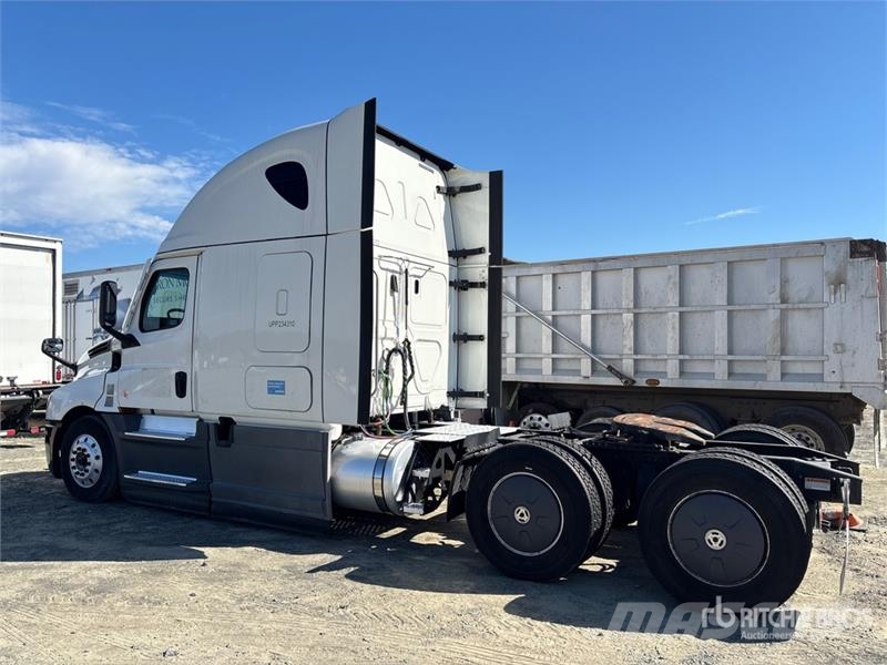 Freightliner Cascadia 126 6x4 T/A Sleeper Truck Tractor Sattelzugmaschinen