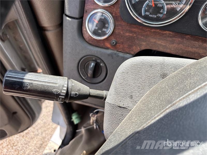 Freightliner Cascadia 125 6x4 T/A Sleeper Truck Tractor 中古トラクターヘッド | トレーラーヘッド