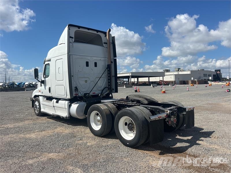 Freightliner Cascadia 125 6x4 T/A Sleeper Truck Tractor Trekkvogner