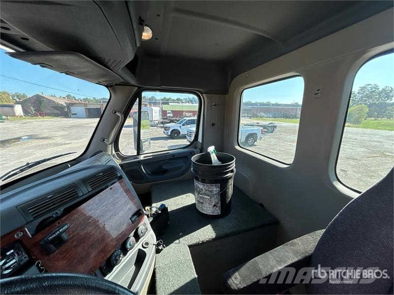 Freightliner Cascadia 113 4x2 Car Carrier Truck Trasportatore per veicoli