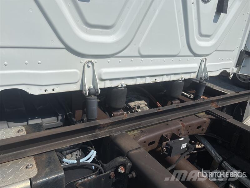 Freightliner Cascadia 113 Camiones portavehículos