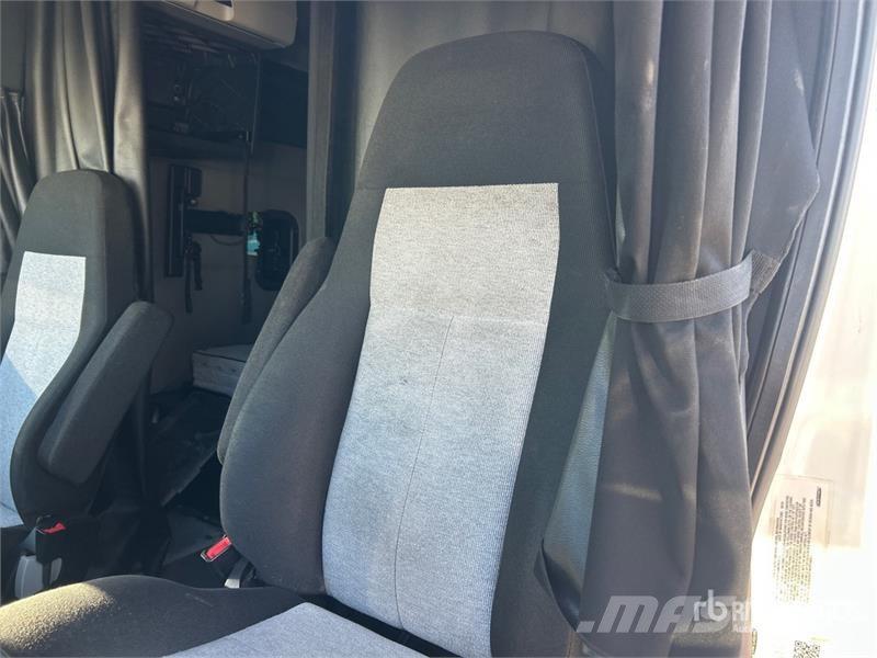 Freightliner Cascadia 126 6x4 T/A Sleeper Truck Tractor Tegljači