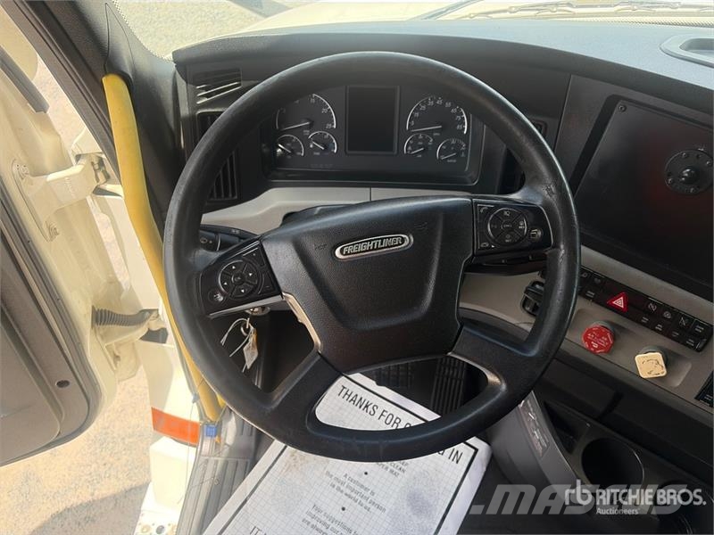 Freightliner Cascadia 126 6x4 T/A Sleeper Truck Tractor Седельные тягачи