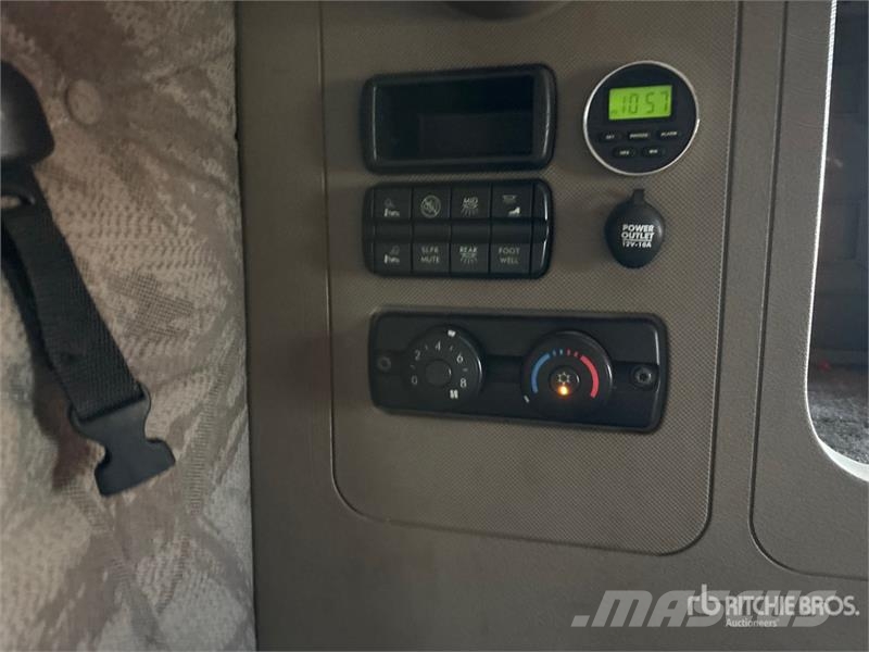 Freightliner Cascadia 125 6x4 T/A Sleeper Truck Tractor 中古トラクターヘッド | トレーラーヘッド