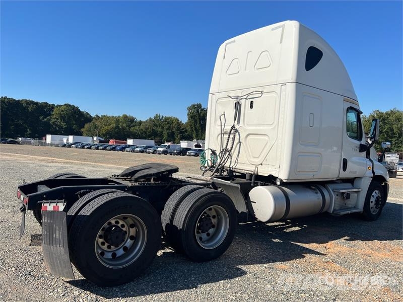 Freightliner Cascadia 6x4 T/A Sleeper Truck Tractor Vlačilci