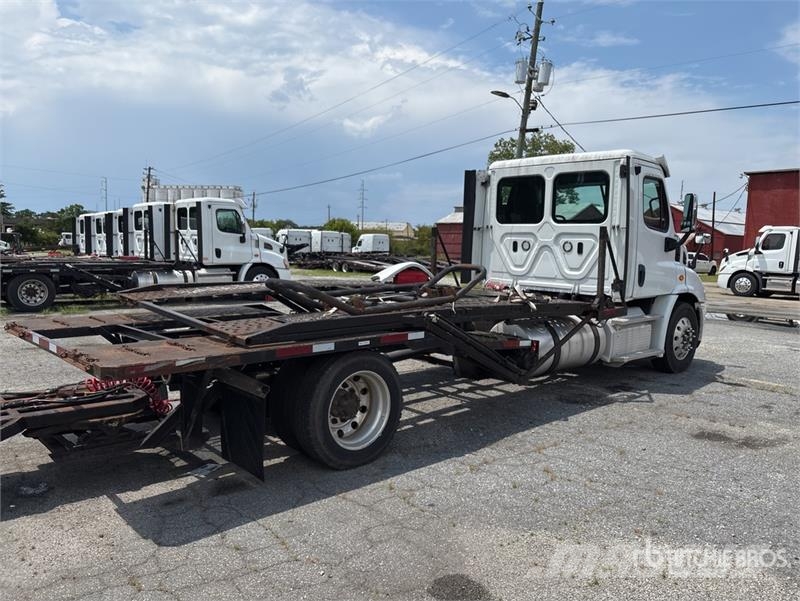 Freightliner Cascadia 113 Camiones portavehículos