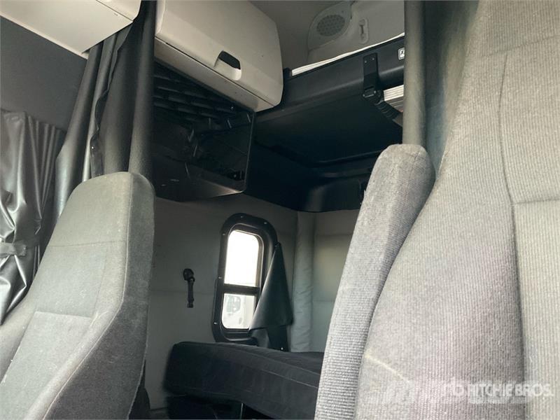 Freightliner Cascadia 126 6x4 T/A Sleeper Truck Tractor Vilcēji
