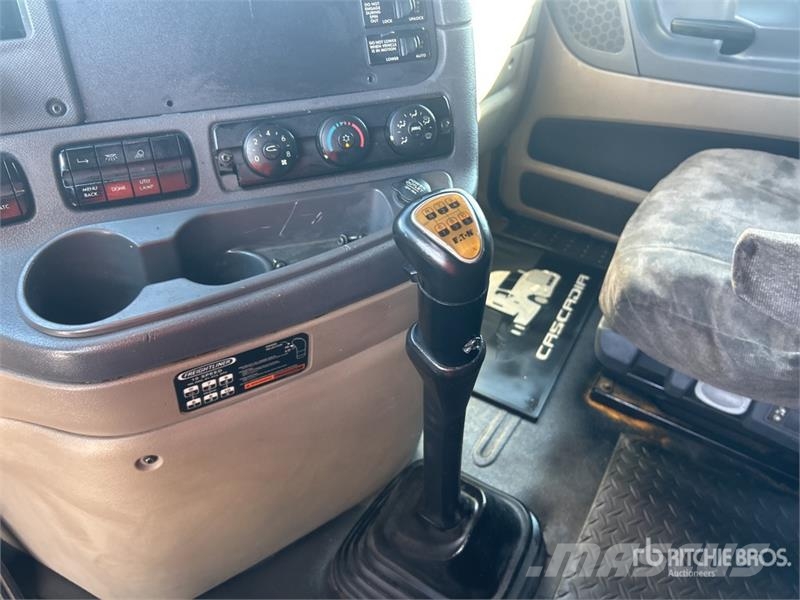 Freightliner Cascadia 125 6x4 T/A Sleeper Truck Tractor Vlačilci