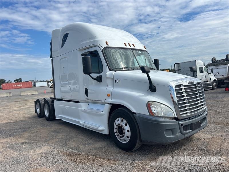 Freightliner Cascadia 125 6x4 T/A Sleeper Truck Tractor Tegljači