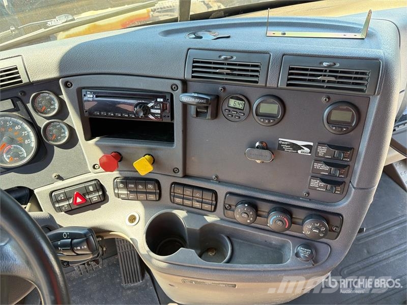 Freightliner Cascadia 125 6x4 T/A Sleeper Truck Tractor Tegljači