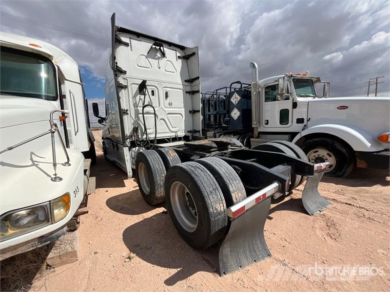 Freightliner Cascadia 126 6x4 T/A Sleeper Truck Tractor (Inoper Тягачі