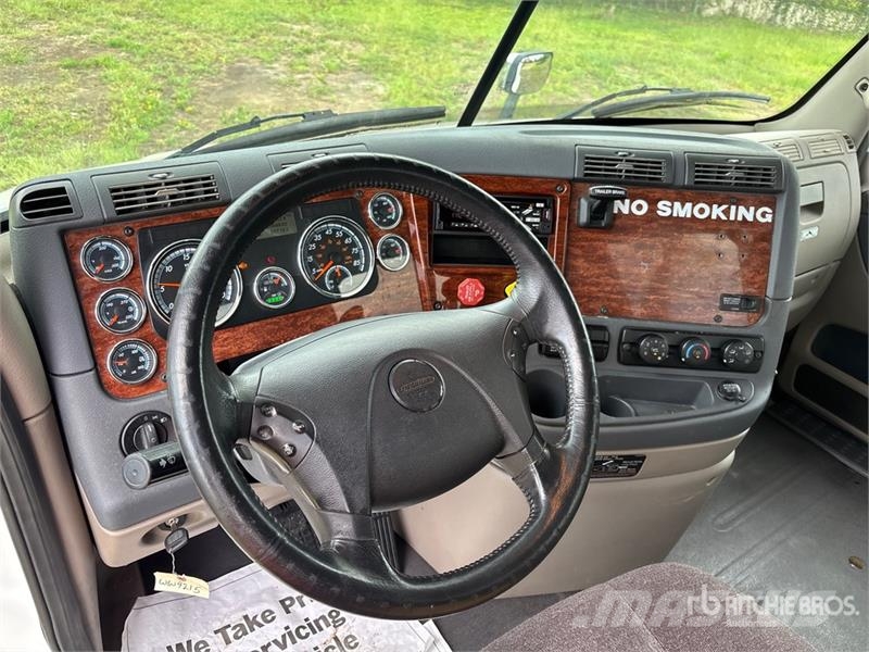 Freightliner Cascadia 113 Camiones portavehículos