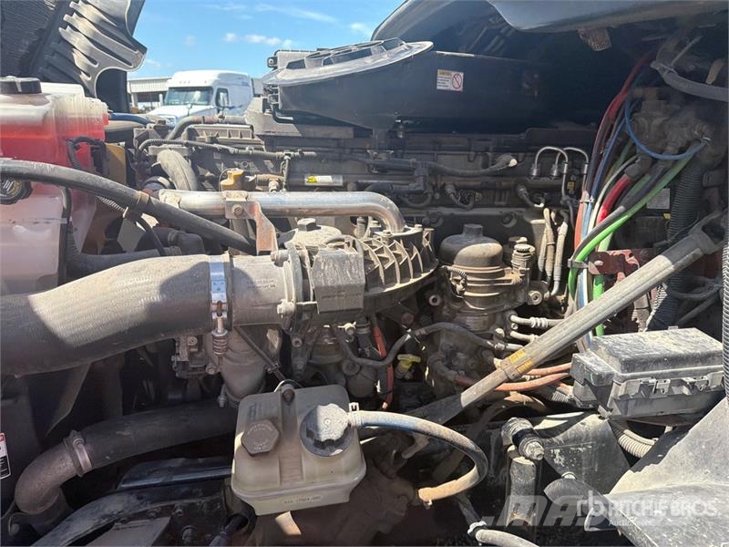 Freightliner Cascadia 125 6x4 T/A Sleeper Truck Tractor 中古トラクターヘッド | トレーラーヘッド