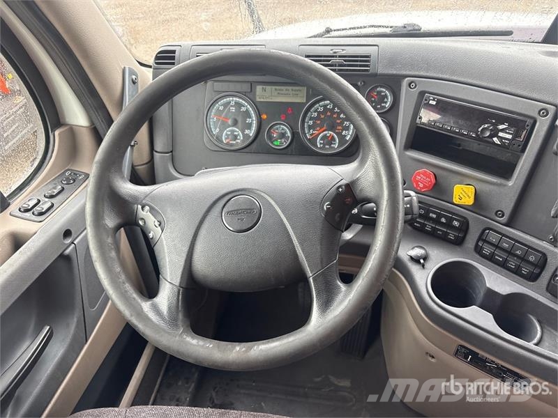 Freightliner Cascadia 125 6x4 T/A Sleeper Truck Tractor Vilcēji
