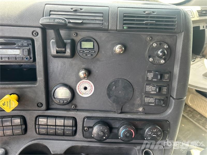 Freightliner Cascadia 125 6x4 T/A Sleeper Truck Tractor (Inoper Camiones tractor