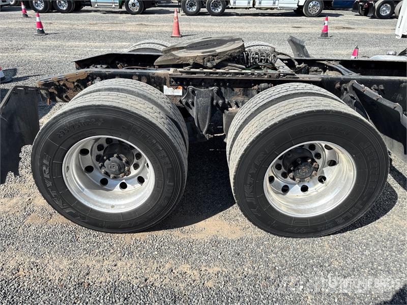 Freightliner Cascadia 126 6x4 T/A Sleeper Truck Tractor Tegljači