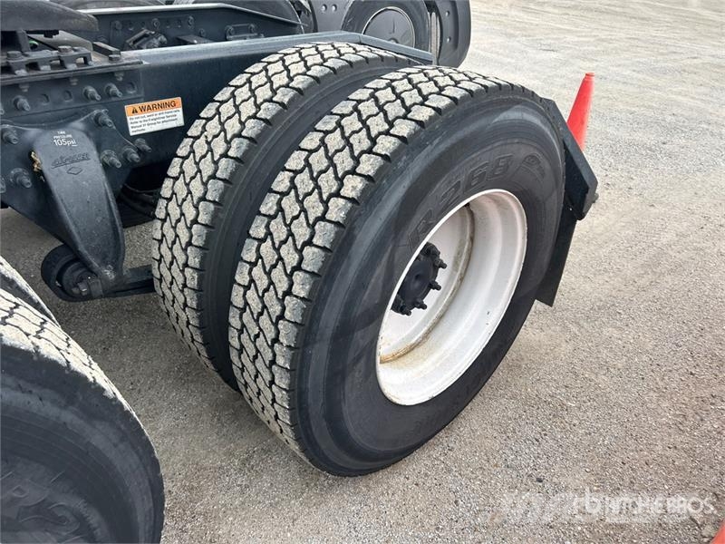 Freightliner Cascadia 126 6x4 T/A Sleeper Truck Tractor Tractor Units