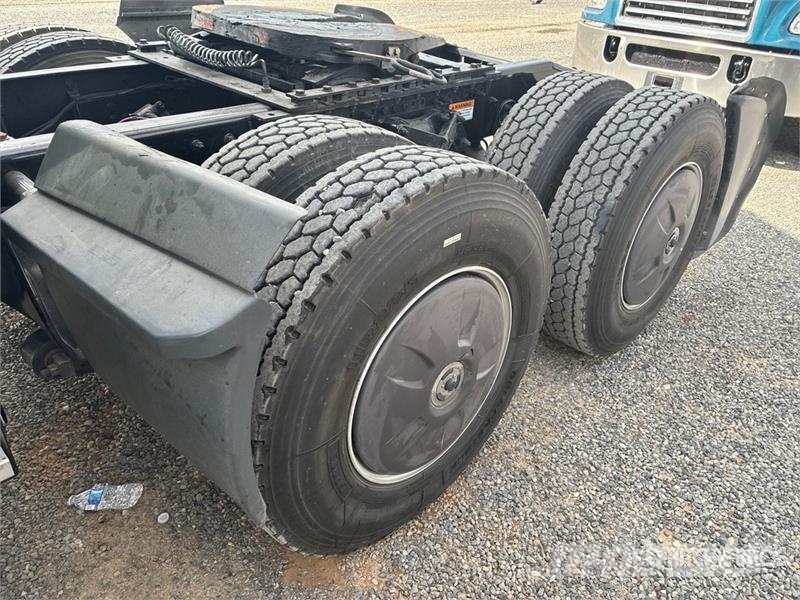 Freightliner Cascadia 126 6x4 T/A Sleeper Truck Tractor 中古トラクターヘッド | トレーラーヘッド