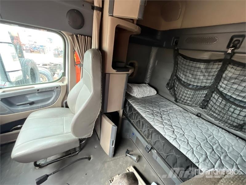 Freightliner Cascadia 125 6x4 T/A Sleeper Truck Tractor Sadulveokid