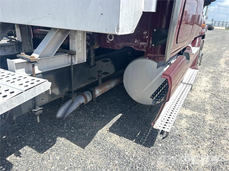 Freightliner Cascadia 125 6x4 T/A Sleeper Truck Tractor (Inoper Sattelzugmaschinen