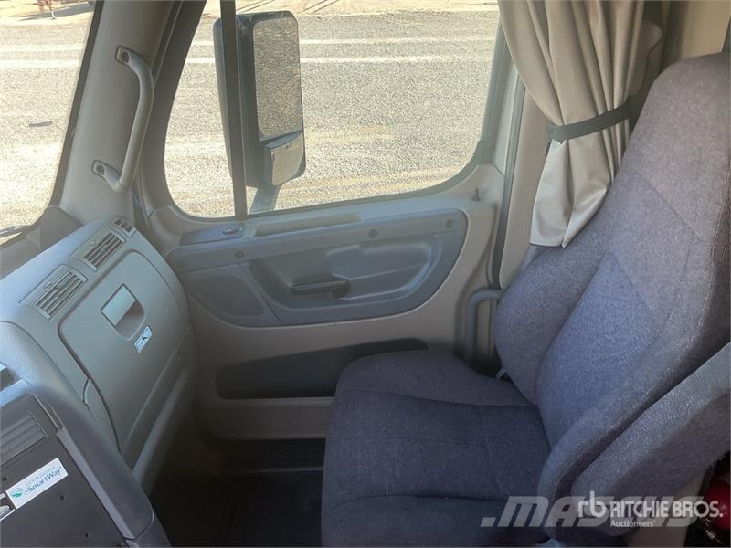 Freightliner Cascadia 125 6x4 T/A Sleeper Truck Tractor 中古トラクターヘッド | トレーラーヘッド