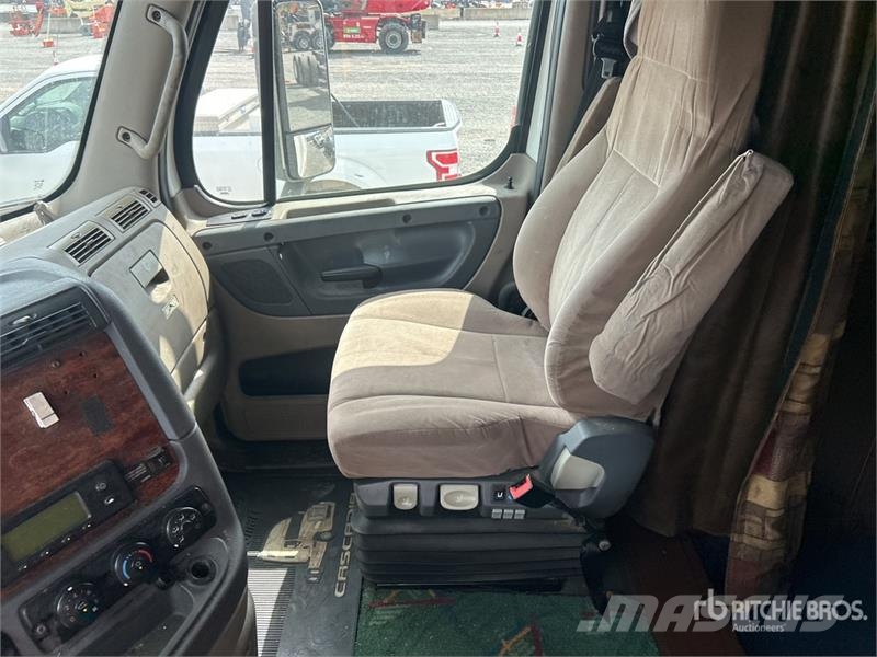 Freightliner CASCADIA 113 6x2 Sleeper Refrigerated Truck Hűtős