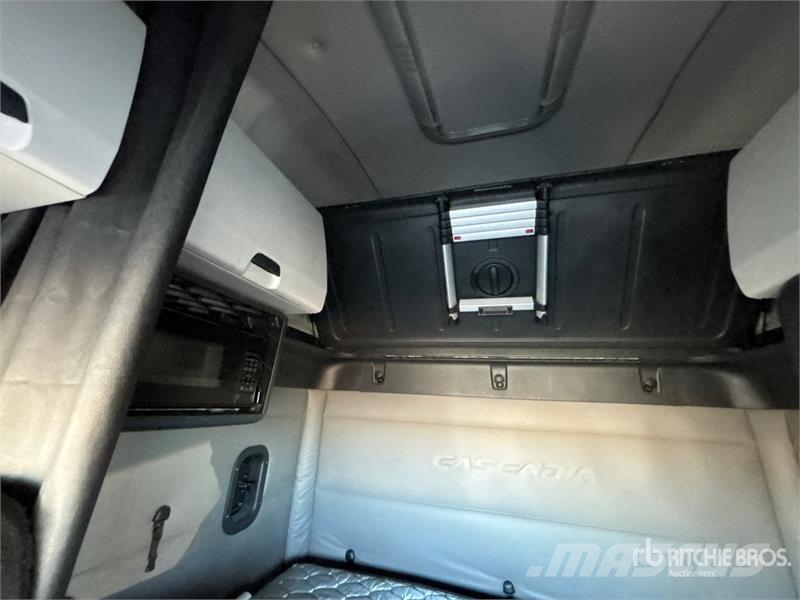 Freightliner Cascadia 126 6x4 T/A Sleeper Truck Tractor وحدات الجر