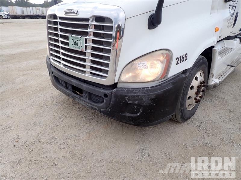Freightliner Cascadia 125 6x4 T/A Sleeper Truck Tractor Vilcēji
