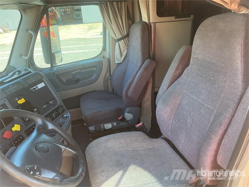 Freightliner Cascadia 125 6x4 T/A Sleeper Truck Tractor 中古トラクターヘッド | トレーラーヘッド