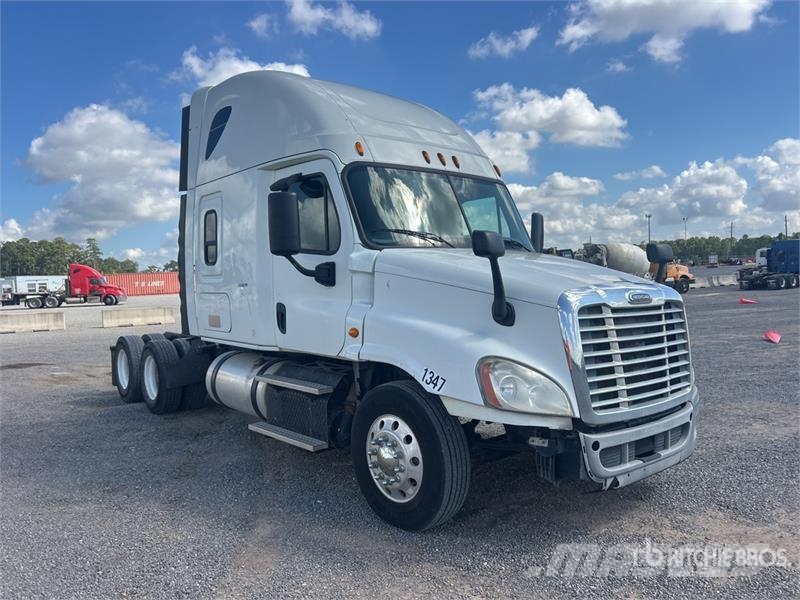 Freightliner Cascadia 125 6x4 T/A Sleeper Truck Tractor Trekkvogner