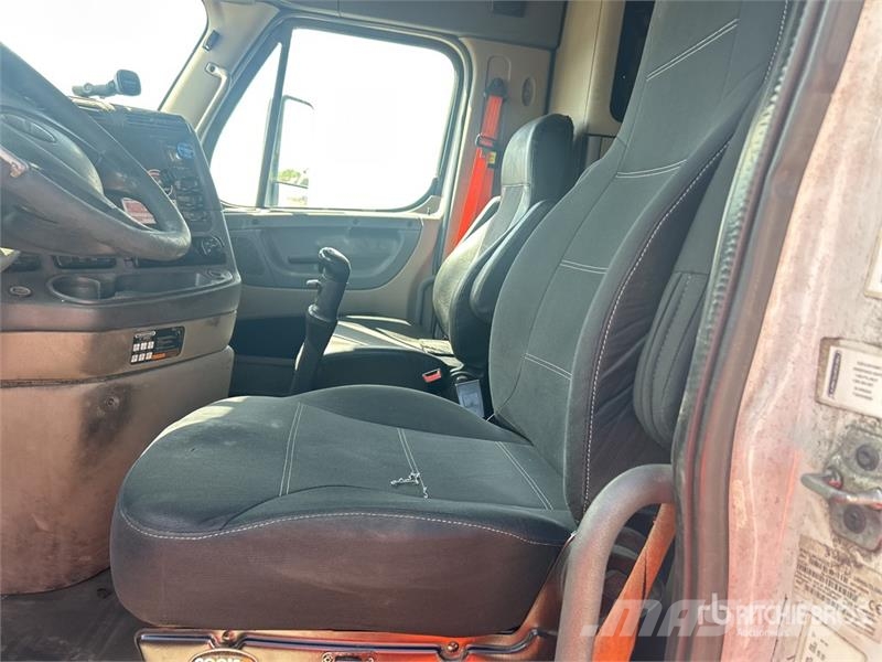 Freightliner Cascadia 125 6x4 T/A Sleeper Truck Tractor Trekkvogner