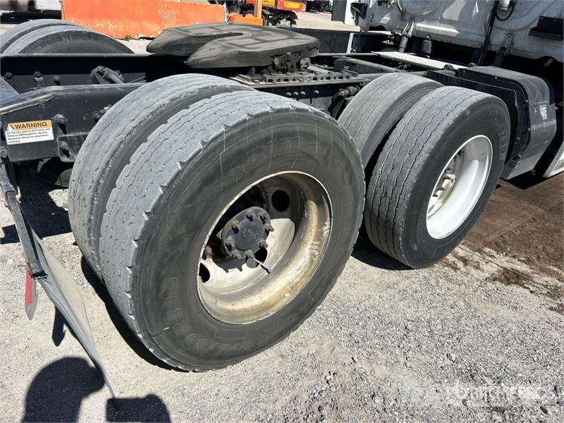 Freightliner Cascadia 125 6x4 T/A Sleeper Truck Tractor (Inoper Cavalos mecânicos