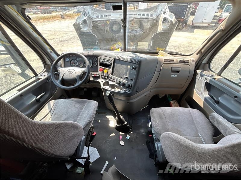 Freightliner Cascadia 125 6x4 T/A Sleeper Truck Tractor Naudoti vilkikai