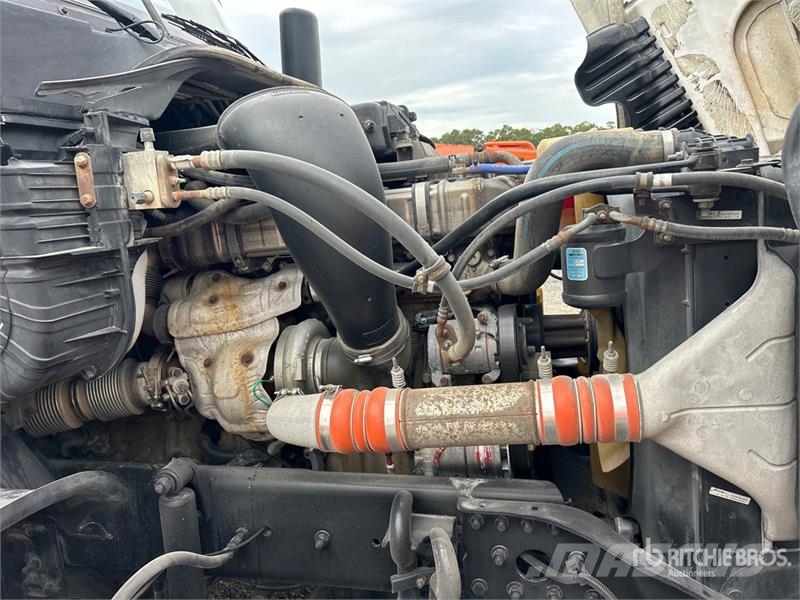 Freightliner Cascadia 125 6x4 T/A Sleeper Truck Tractor Vilcēji