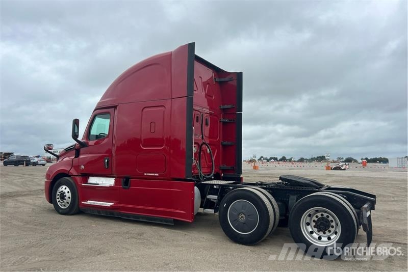 Freightliner Cascadia 126 6x4 T/A Sleeper Truck Tractor Vlačilci
