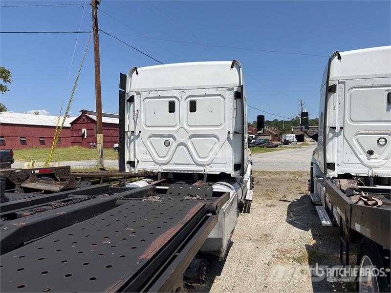 Freightliner Cascadia 113 6x4 Sleeper Car Carrier Truck (Inoper Camiones portacoches